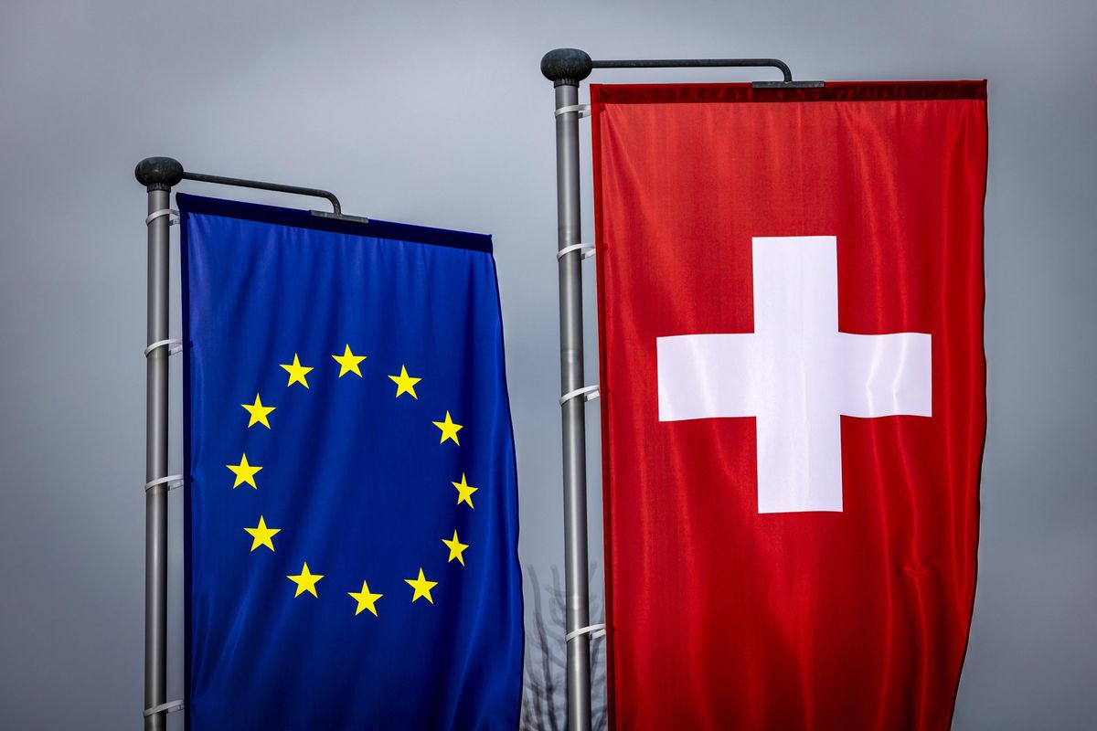 Drapeaux de l'UE et de la Suisse côte à côte, pris le mercredi 11 décembre 2024 à Dübendorf, près de Zurich. (KEYSTONE/Michael Buholzer).