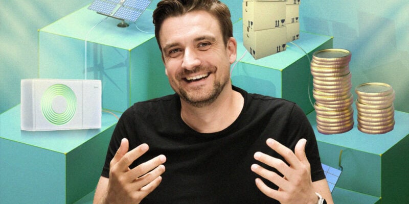 Mario Kohle, fondateur de la startup énergétique Enpal, sourit à la caméra. Il porte un t-shirt noir. Autour de lui, une pompe à chaleur, des panneaux solaires, des cartons et de l'argent sur un fond vert, symbolisant les nouveaux secteurs d'activité de l'entreprise.