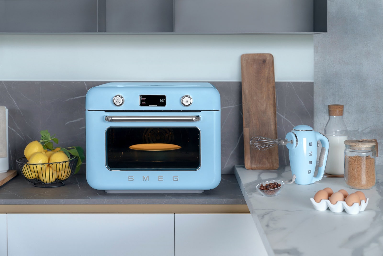 KombiTischDampfbackofen im 50s Look von Smeg