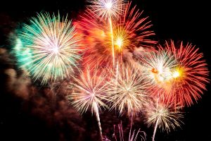 Feux d'artifice dans le ciel (Photo : Freepik, lifeforstock)
