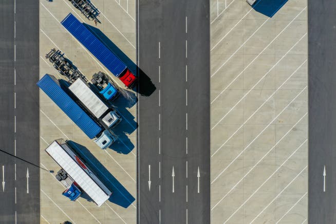 Les voies commerciales ne resteront probablement pas aussi libres en 2025 : aperçu d'un centre logistique de Kühne + Nagel en Allemagne.