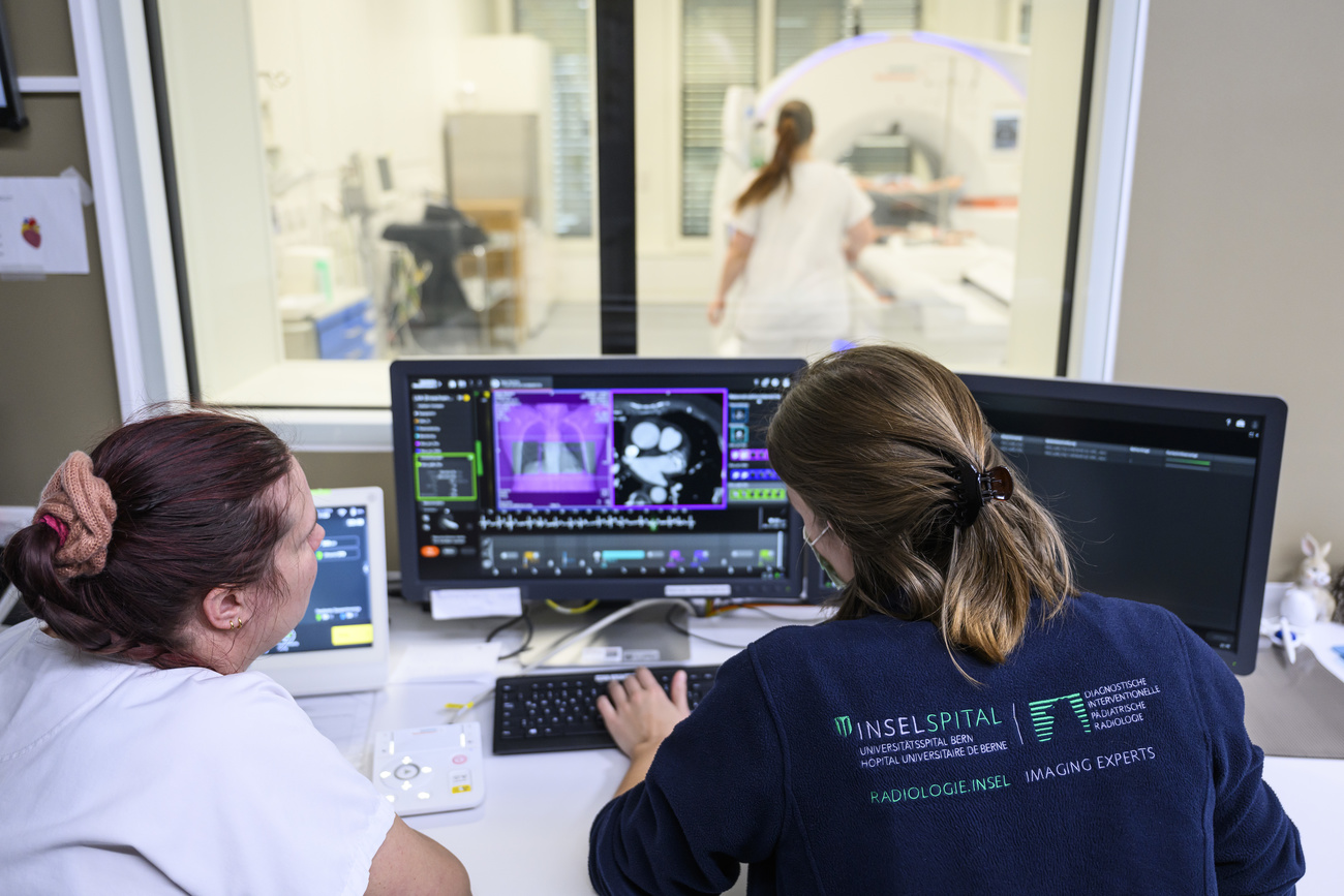 Deux femmes regardent une radiographie