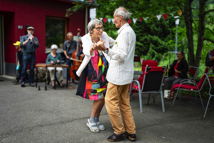 L'augmentation de la population, selon Roos, présente à la fois des défis et des opportunités.