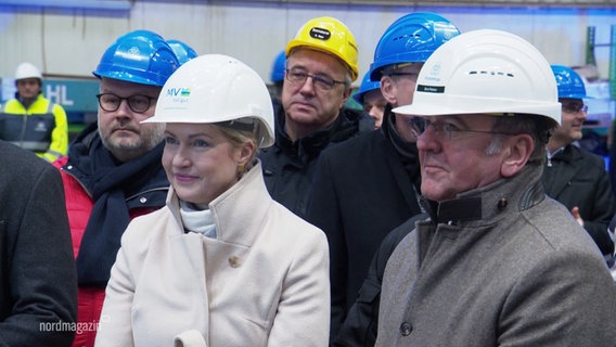 Boris Pistorius et Manuela Schwesig avec casques. Boris Pistorius et Manuela Schwesig avec casques.