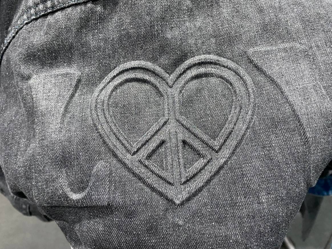 Denim mit Prägemuster von Isko. Denim mit Prägemuster von Isko.