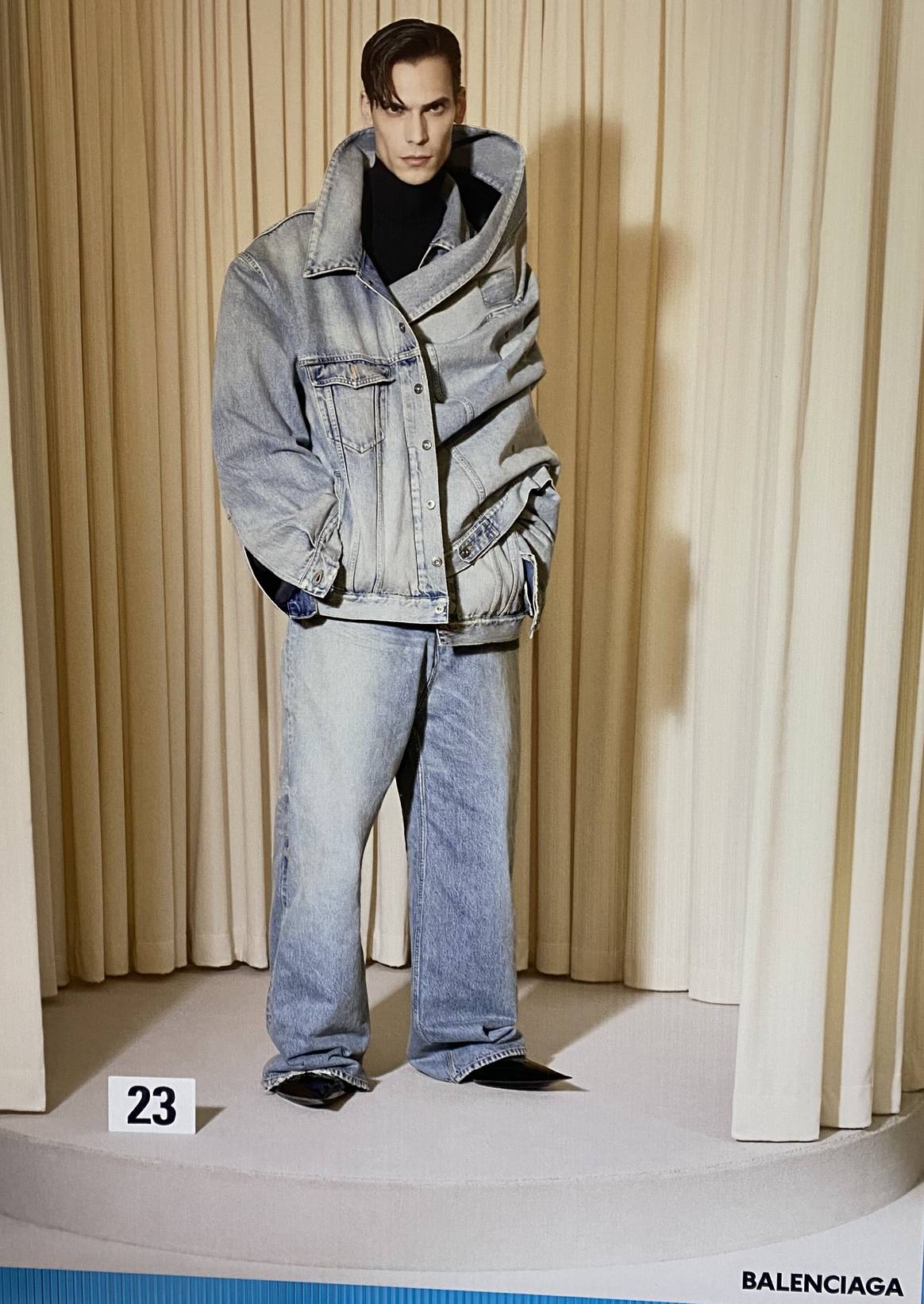 Foto von der Trend Area in der Bluezone: Oversized Silhouetten bei Balenciaga Foto von der Trend Area in der Bluezone: Oversized Silhouetten bei Balenciaga