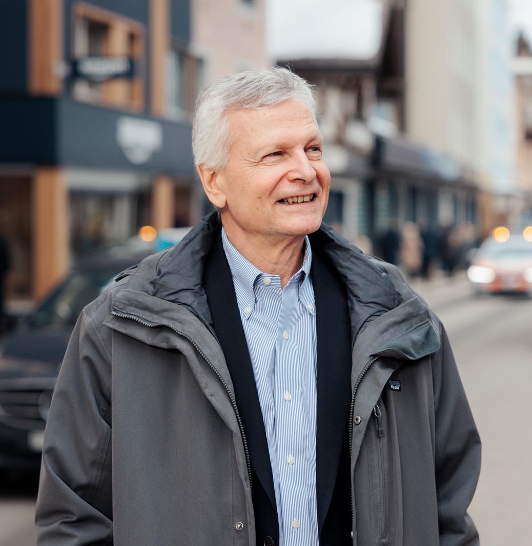 Dani Rodrik, économiste turc et professeur à Harvard, lors d'une promenade en extérieur pendant le WEF.