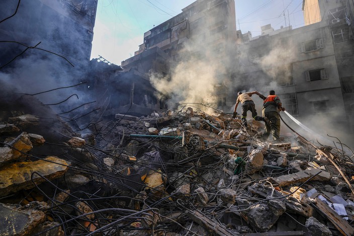 2024 sera retenue comme une année catastrophique. Illustration : Des secouristes recherchent des survivants après une attaque aérienne israélienne.