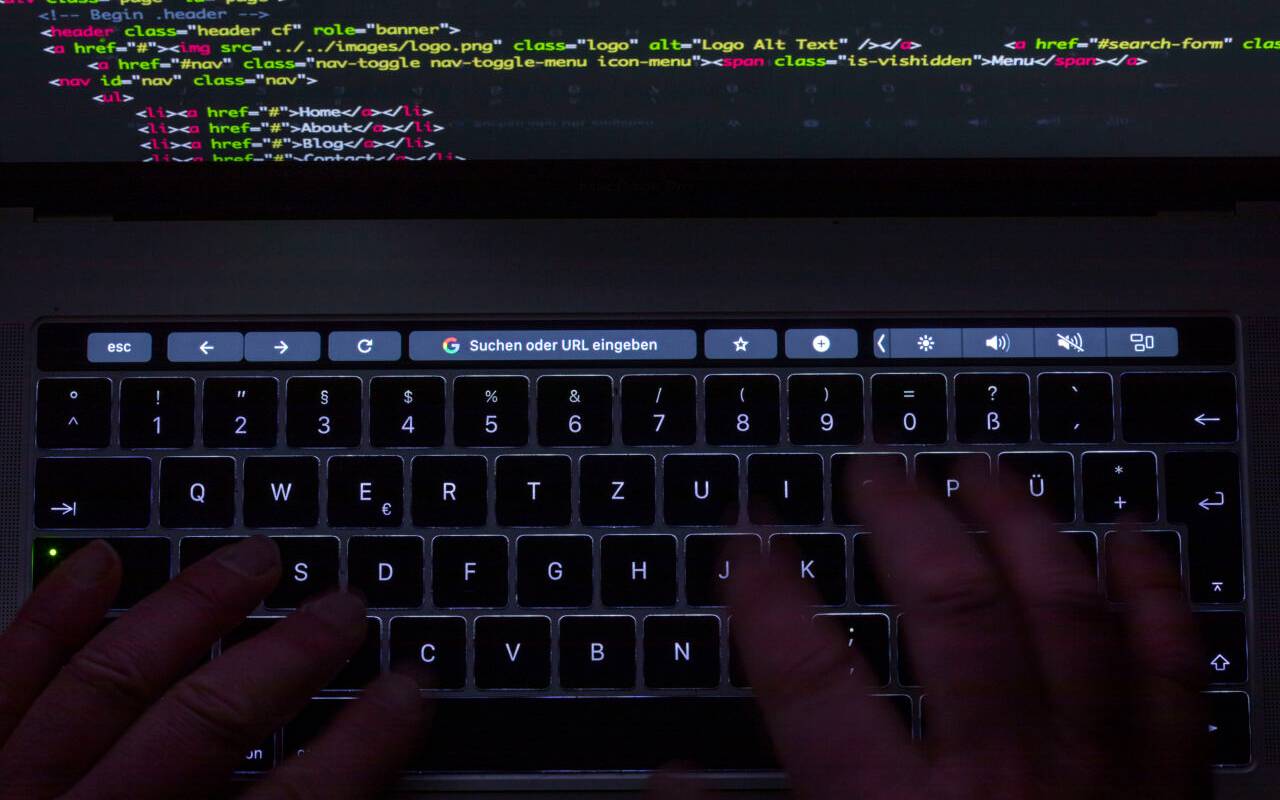 Des codes HTML affichés sur l'écran d'un ordinateur portable