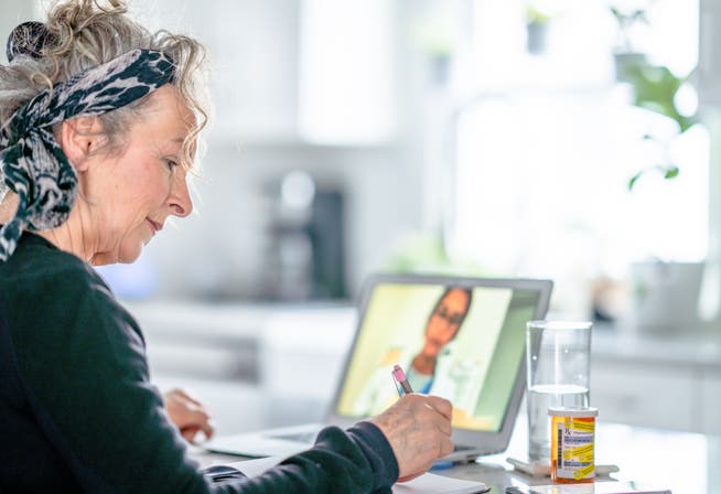 Les infirmières virtuelles surveillent les patients à distance, par exemple via la vidéoconférence.