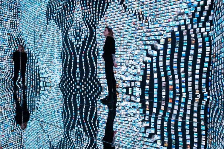 Dans le cabinet de miroirs infini de l'art KI de Refik Anadol : vue de l'installation au Kunsthaus Zurich, 2025.