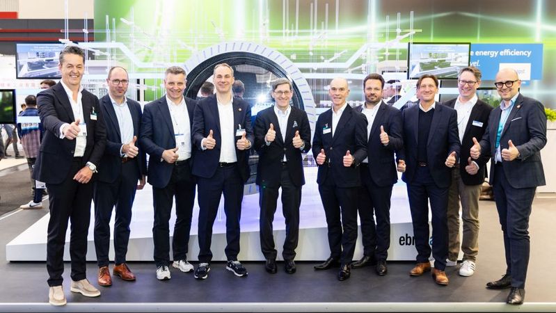 Rencontre entre les dirigeants d’Ebm-Papst et Siemens Digital Industry lors de la Hannover Messe 2024.(Crédit : Michael Heck pour Ebm-Papst)