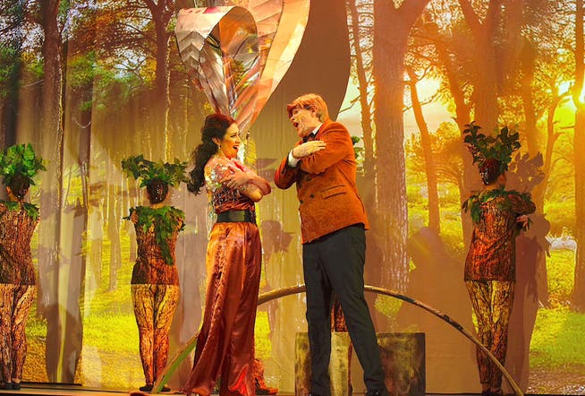 Un couple d'amoureux hors du commun : Mélanie Adami en tant que Comtesse et Simon Witzig dans le rôle du gérant du domaine dans une forêt enchantée.