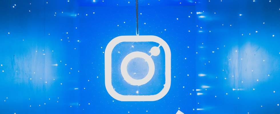 Logo Instagram sur fond bleu