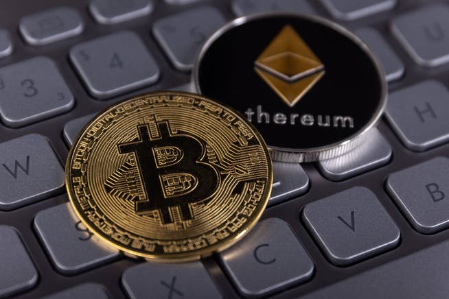 Des pièces de crypto-monnaies servent uniquement d'illustration, en réalité, ces devises n’existent que de manière virtuelle.
