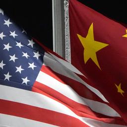 Les drapeaux américain et chinois (image d'archive)