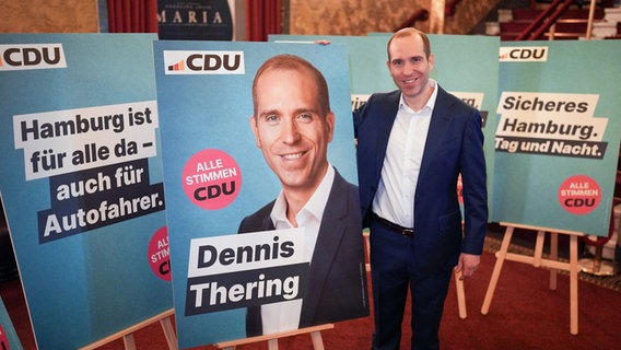 Dennis Thering, candidat en tête de liste de la CDU pour les élections, lors de la présentation de la campagne électorale au cinéma Passage.