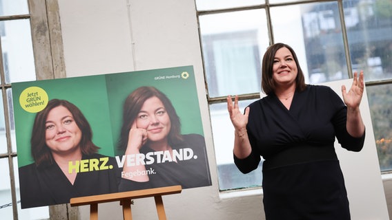 Katharina Fegebank (Verts) présente ses affiches de campagne.