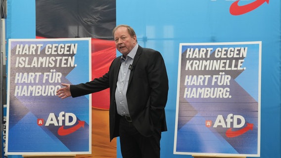Dirk Nockemann, président de l'AfD de Hambourg, présente les affiches de la campagne électorale de son parti.