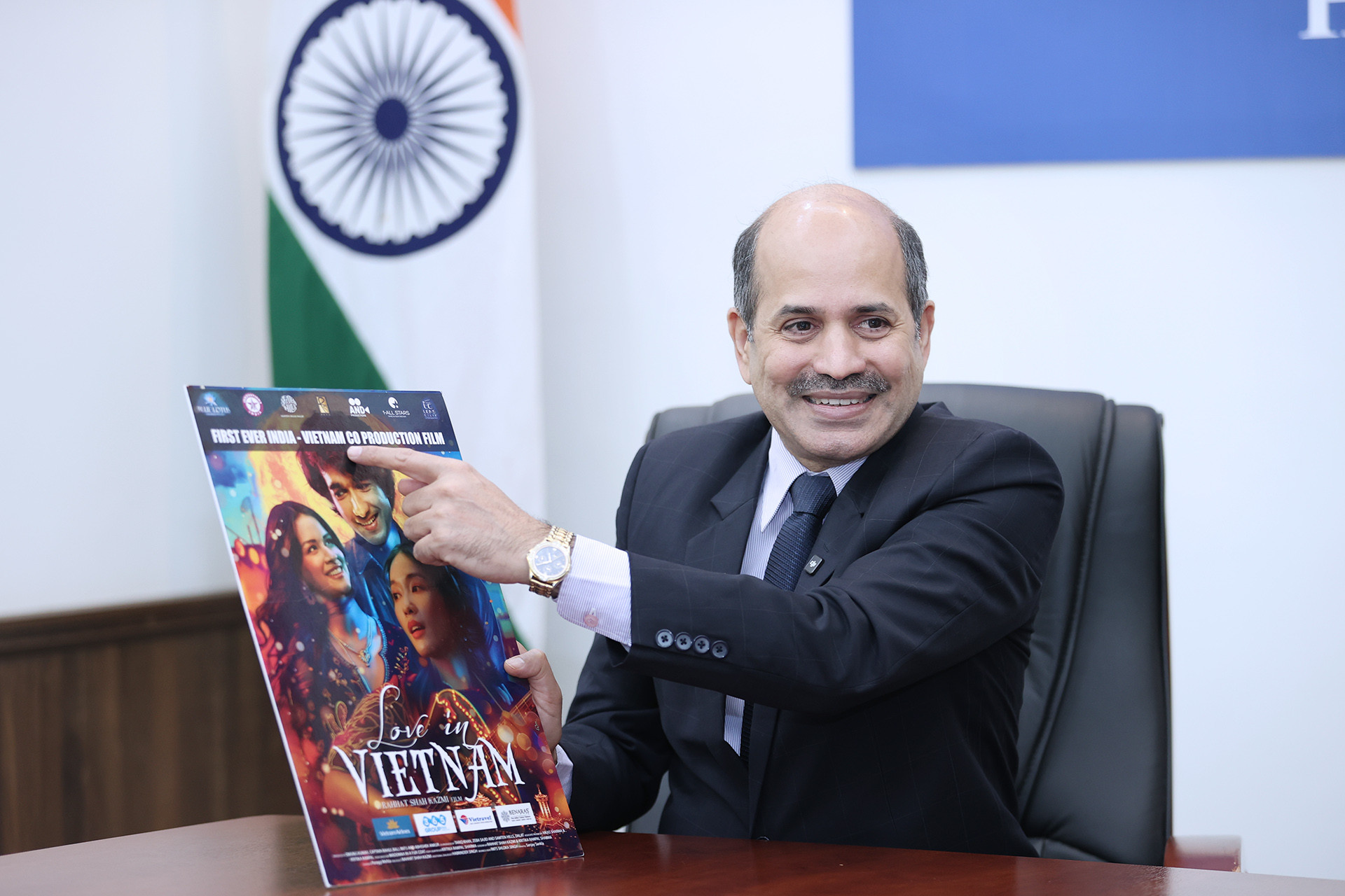 Ambassadeur Arya présentant le film « Amour au Vietnam ».