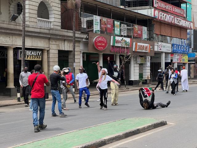Des jeunes manifestants dans une rue expriment leurs opinions.