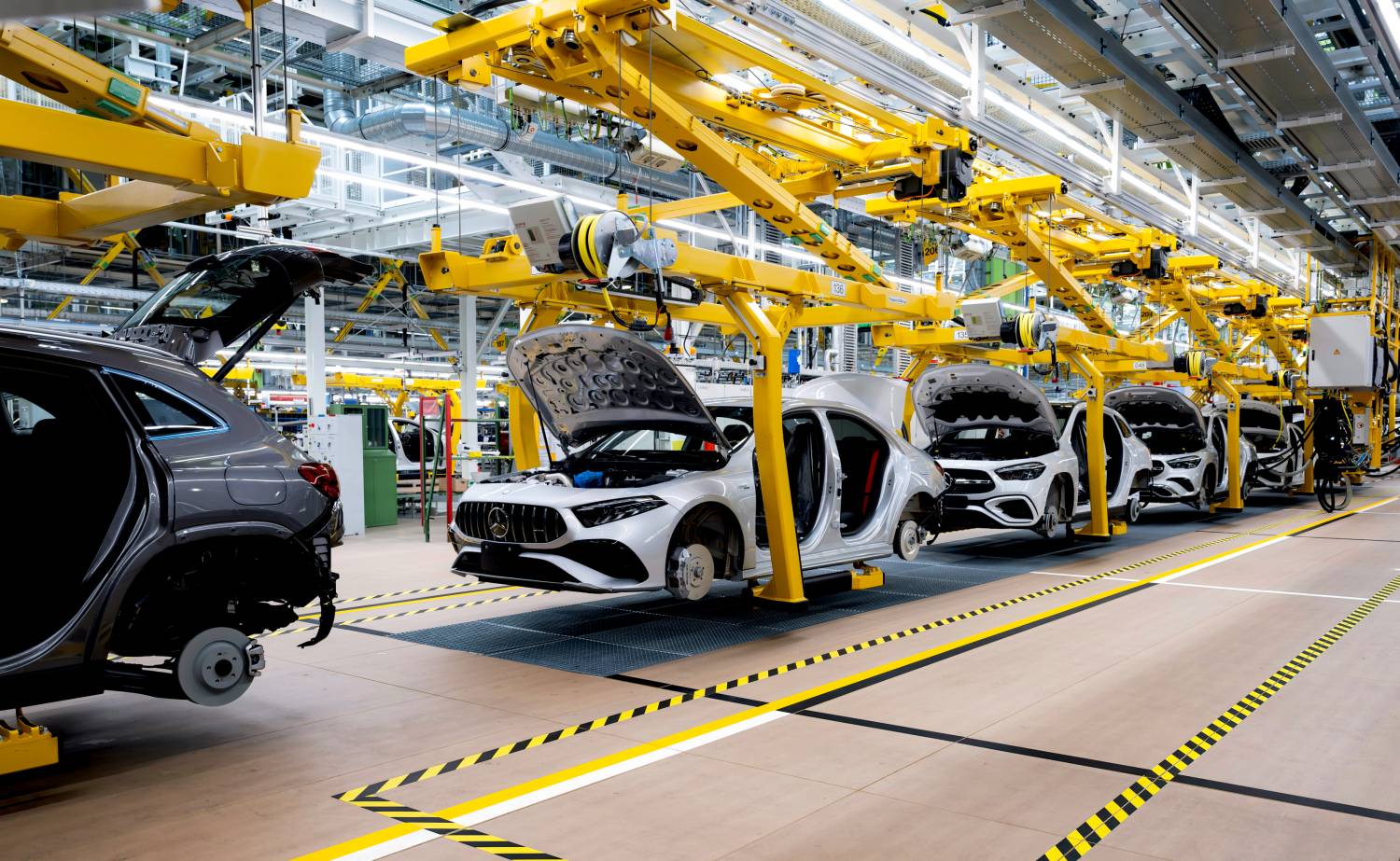 Mercedes verschiebt Arbeitsplätze und plant Reduzierung in Deutschland