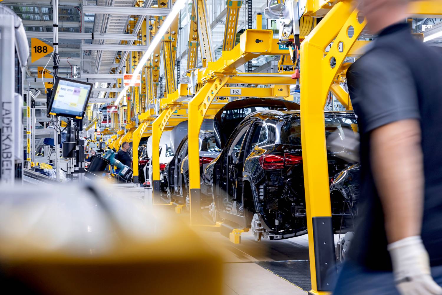 Mercedes verschiebt Arbeitsplätze und plant Reduzierung in Deutschland