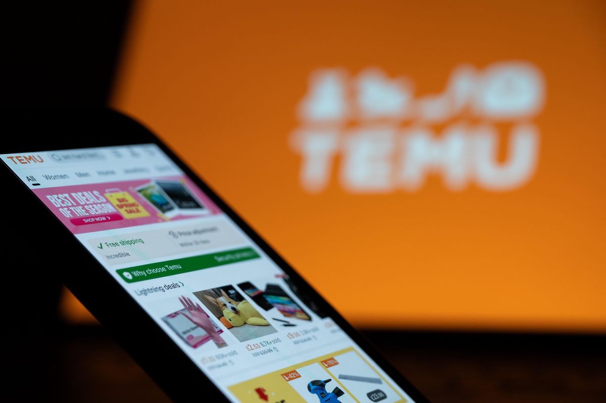 Un écran de téléphone montre le site de Temu, tandis que le logo de Temu apparaît en arrière-plan.