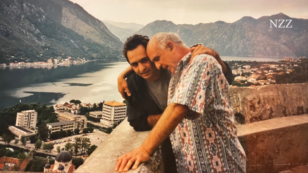 Un fils s’occupe de son père âgé et atteint ses limites
