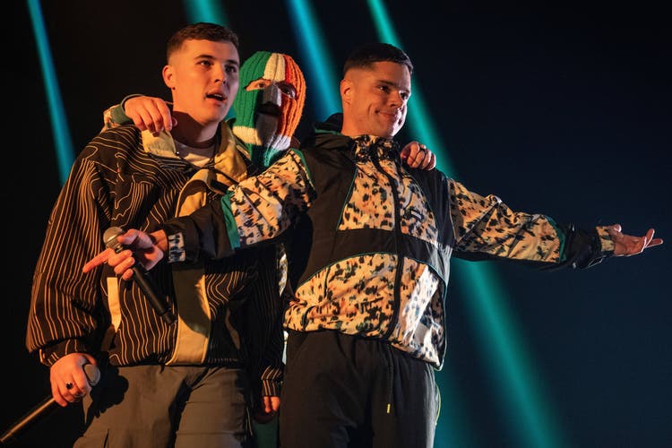 Le groupe «Kneecap» avec Liam Og O Hannaidh, JJ O Dochartaigh et Naoise OCaireallain raconte l’histoire, parfois fictive, de la création du véritable trio rap Kneecap.
