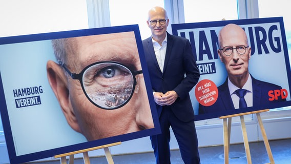 Peter Tschentscher (SPD), Premier Maire de Hambourg et candidat phare, lors d'une conférence de presse dédiée à la campagne de la SPD pour les élections de 2025.