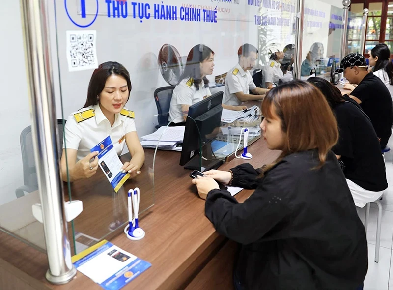 Clients aux services fiscaux du quartier Tay Ho à Hanoi (Photo de NGUYEN QUANG)