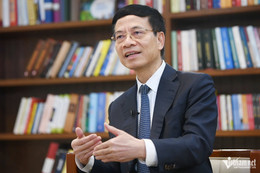 Minister Nguyen Manh Hung