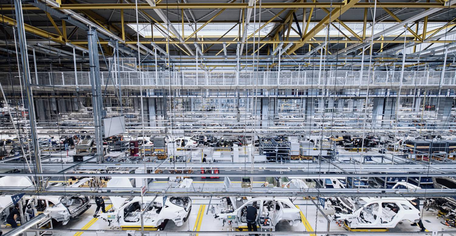 Mercedes verschiebt Arbeitsplätze und plant Reduzierung in Deutschland