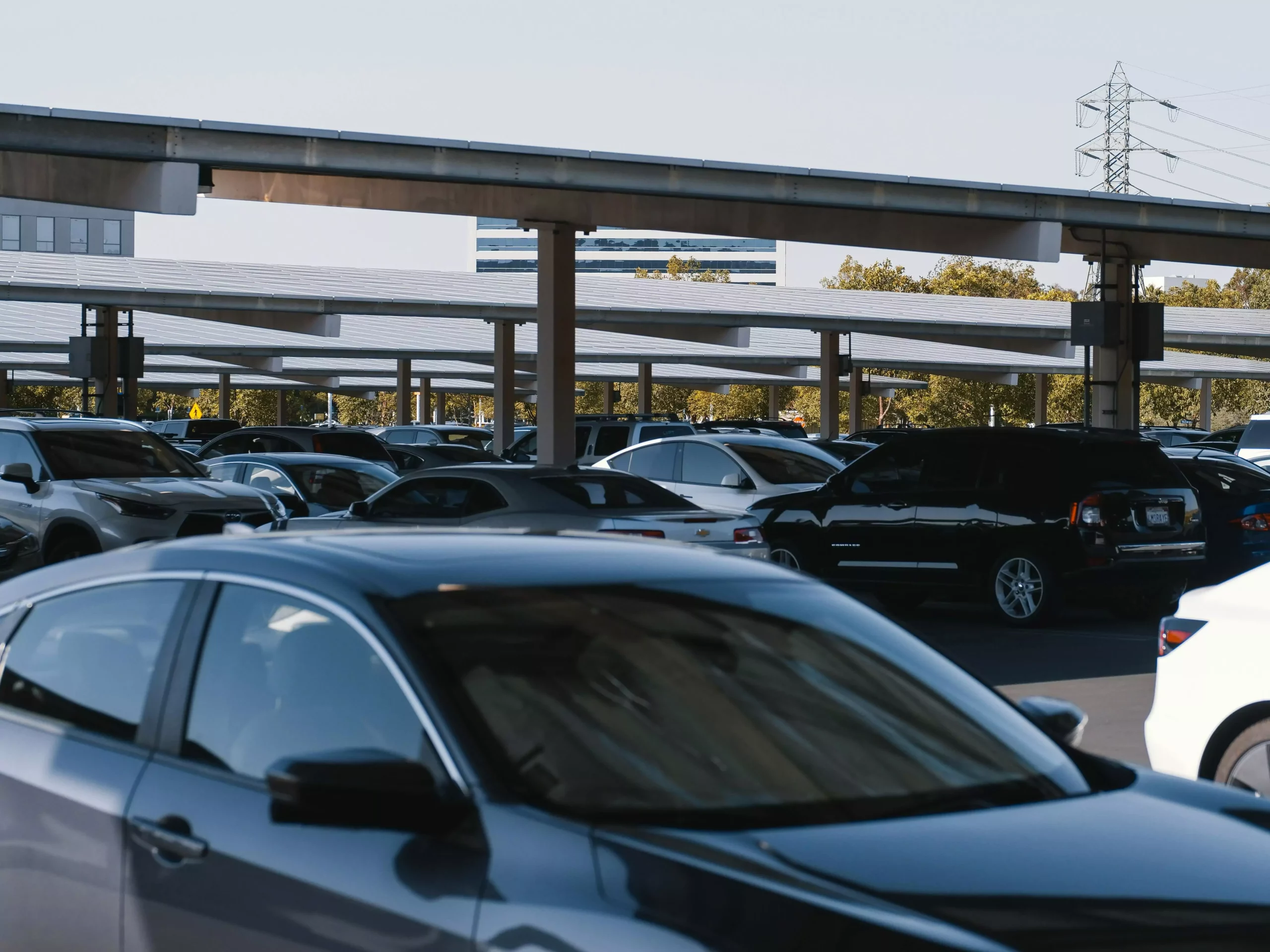 Image montrant un parking avec plusieurs voitures.